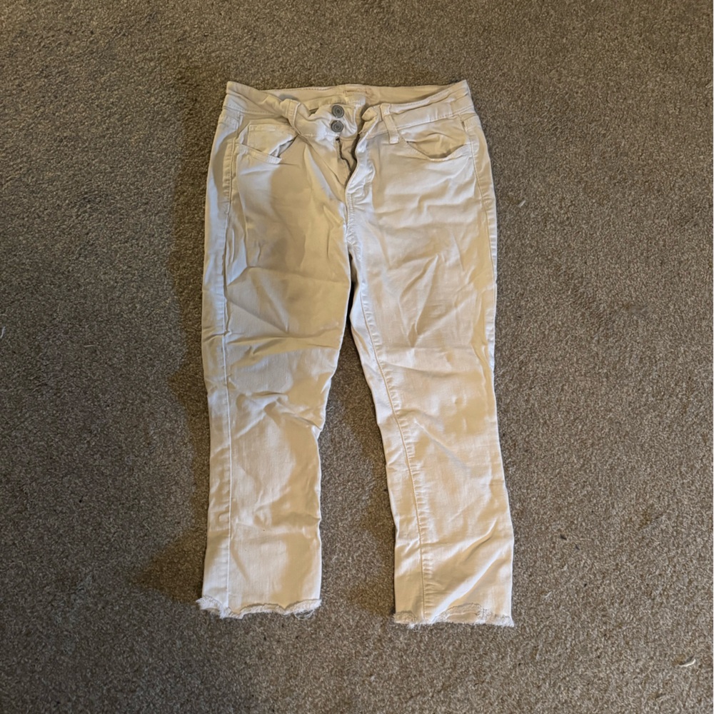SO White Capris